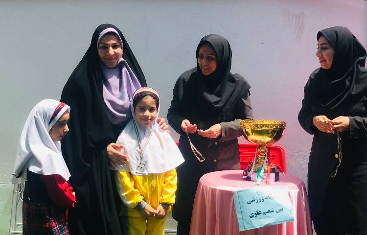 مراسم تقدیر از مقام آوران مسابقات المپیاد ورزشی بین شعب علوی در دبستان 3