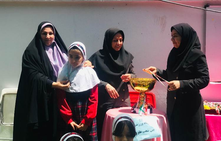 مراسم تقدیر از مقام آوران مسابقات المپیاد ورزشی بین شعب علوی در دبستان 4