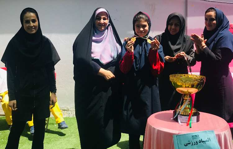 مراسم تقدیر از مقام آوران مسابقات المپیاد ورزشی بین شعب علوی در دبستان 9