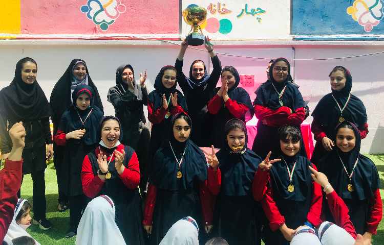 مراسم تقدیر از مقام آوران مسابقات المپیاد ورزشی بین شعب علوی در دبستان 10