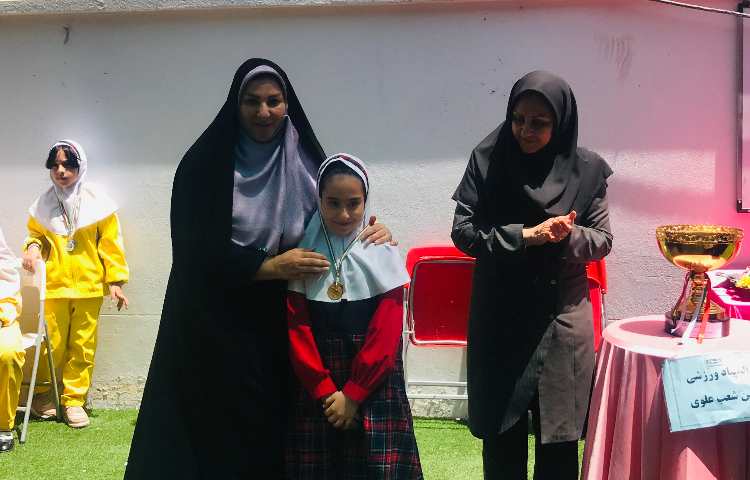 مراسم تقدیر از مقام آوران مسابقات المپیاد ورزشی بین شعب علوی در دبستان 12