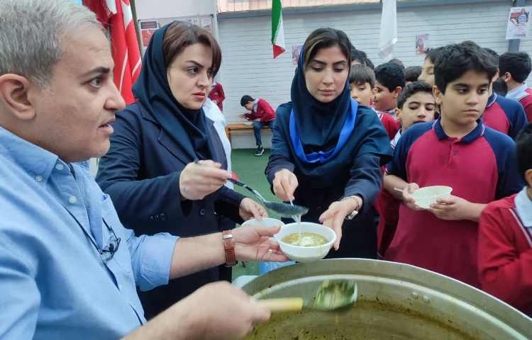 مراسم سوگواری ایام فاطمیه تهیه و پخت آش نذری 12
