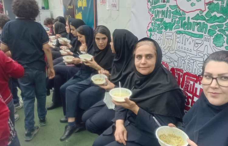 مراسم سوگواری ایام فاطمیه تهیه و پخت آش نذری 2