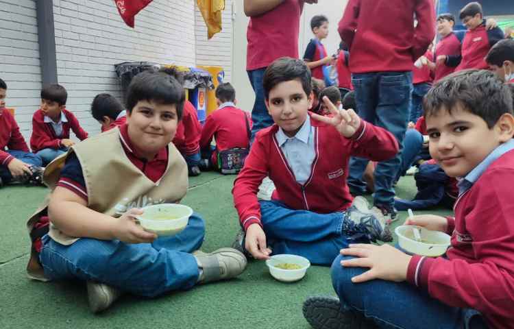 مراسم سوگواری ایام فاطمیه تهیه و پخت آش نذری 9