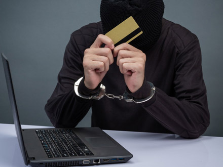 اخاذی در فضای مجازی چگونه رخ می‌دهد؟