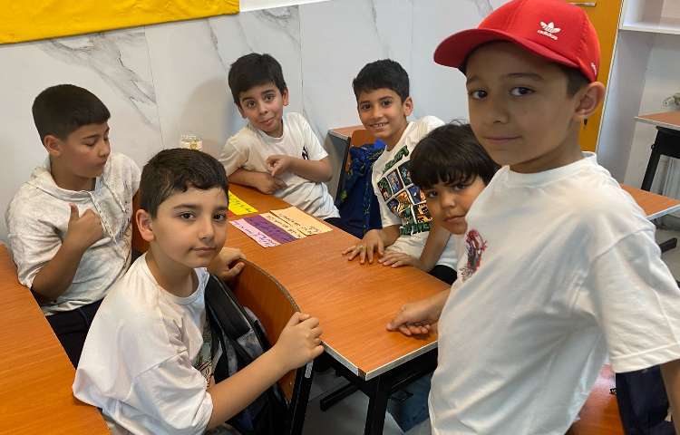 مرتب‌سازی جملات جهت ساخت یک متن به صورت گروهی در کلاس زبان انگلیسی