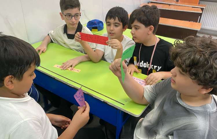 مرتب‌سازی جملات جهت ساخت یک متن به صورت گروهی در کلاس زبان انگلیسی 2