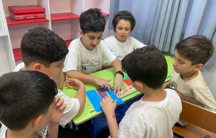 مرتب‌سازی جملات جهت ساخت یک متن به صورت گروهی در کلاس زبان انگلیسی 3