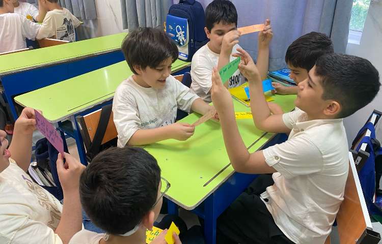 مرتب‌سازی جملات جهت ساخت یک متن به صورت گروهی در کلاس زبان انگلیسی