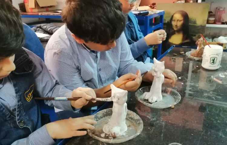 مرحله دوم رنگ کردن گربه سفالی 1