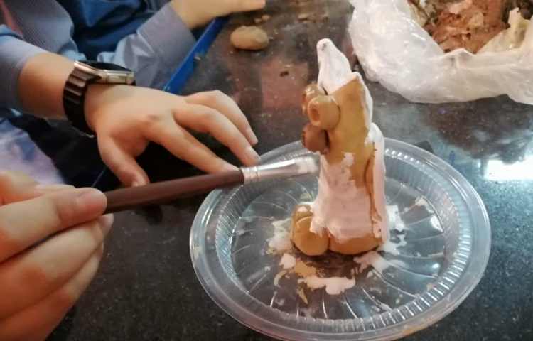 مرحله دوم رنگ کردن گربه سفالی 2