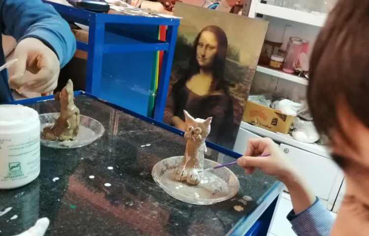 مرحله دوم رنگ کردن گربه سفالی