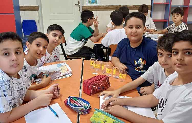 مروری بر کلمات فارسی کلاس سوم همراه با واژه سازی در کلاس انجام شد . 2