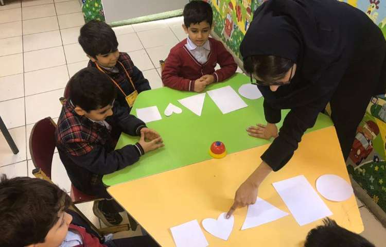 مرور اشکال هندسی با بازی در زنگ زبان 1