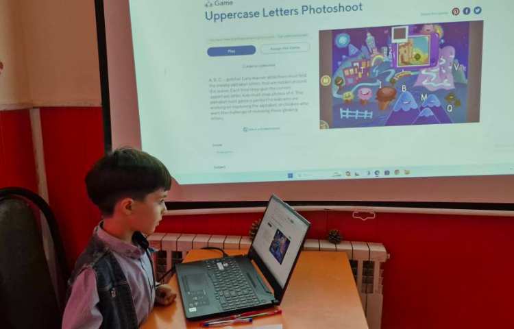 مرور حروف همراه با بازی آنلاین