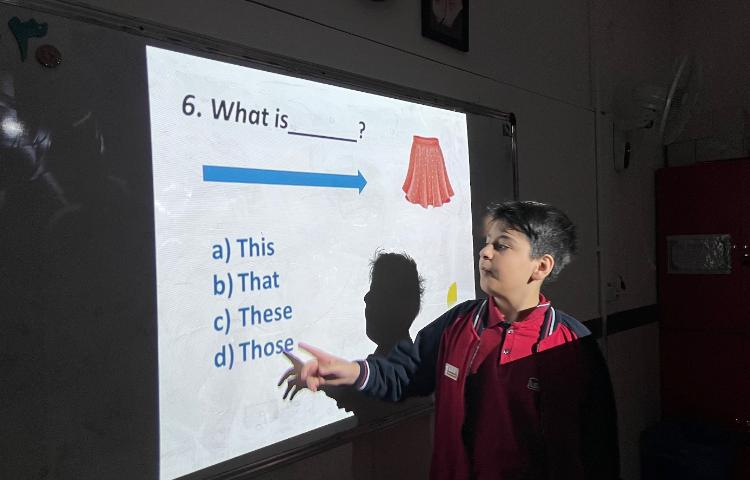 مرور درس یک با بازی پاورپوینتی در زنگ زبان عمومی 1