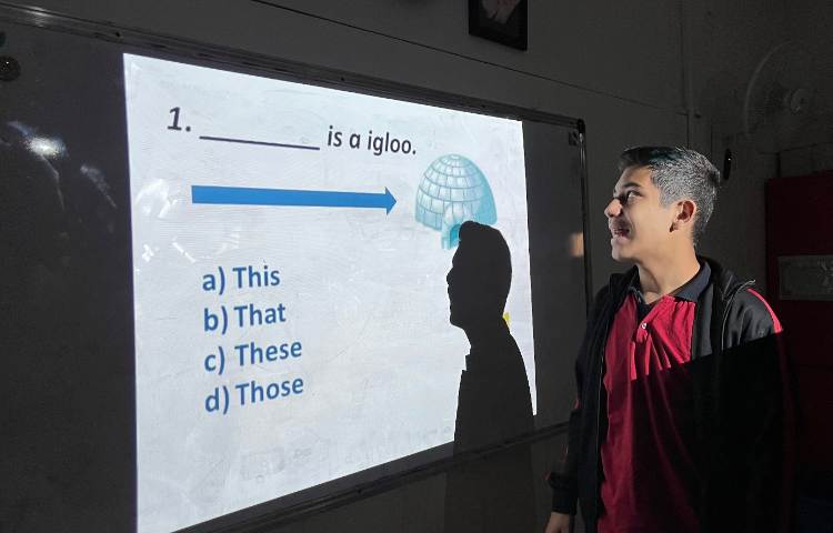 مرور درس یک با بازی پاورپوینتی در زنگ زبان عمومی 4