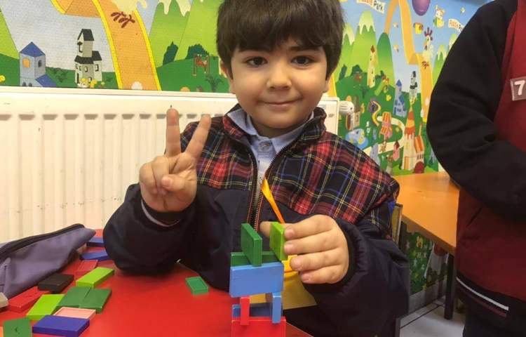 مرور رنگ‌ها با دومینو در زنگ زبان 1