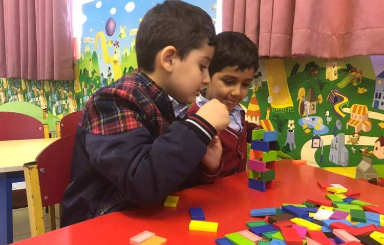 مرور رنگ‌ها با دومینو در زنگ زبان 3