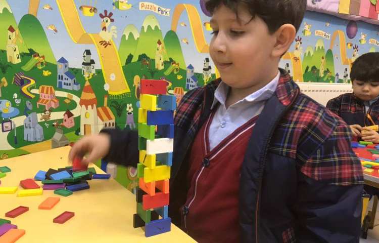 مرور رنگ‌ها با دومینو در زنگ زبان 4