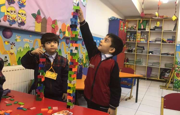 مرور رنگ‌ها با دومینو در زنگ زبان