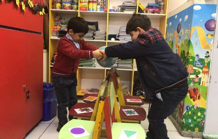 مرور رنگ‌ها و اشکال با بازی حرکتی در زنگ زبان 1