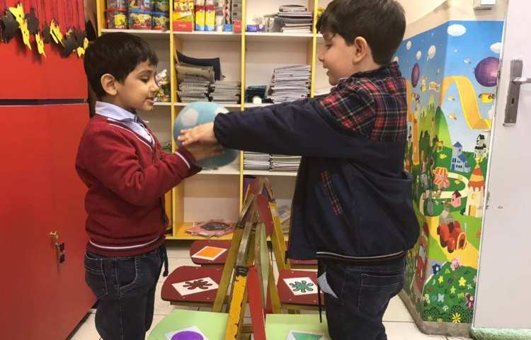 مرور رنگ‌ها و اشکال با بازی حرکتی در زنگ زبان 2