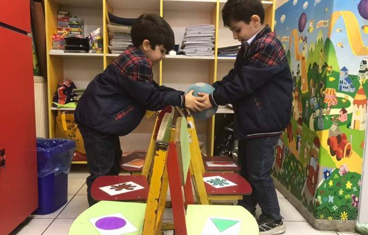 مرور رنگ‌ها و اشکال با بازی حرکتی در زنگ زبان 3