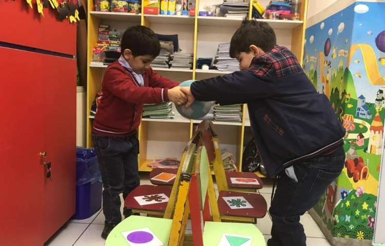 مرور رنگ‌ها و اشکال با بازی حرکتی در زنگ زبان 4