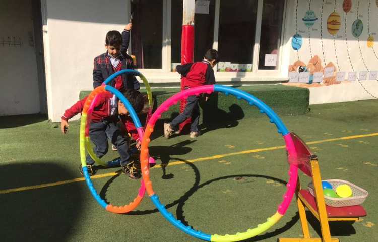 مرور رنگ‌ها و اشکال با بازی حرکتی در زنگ زبان 5