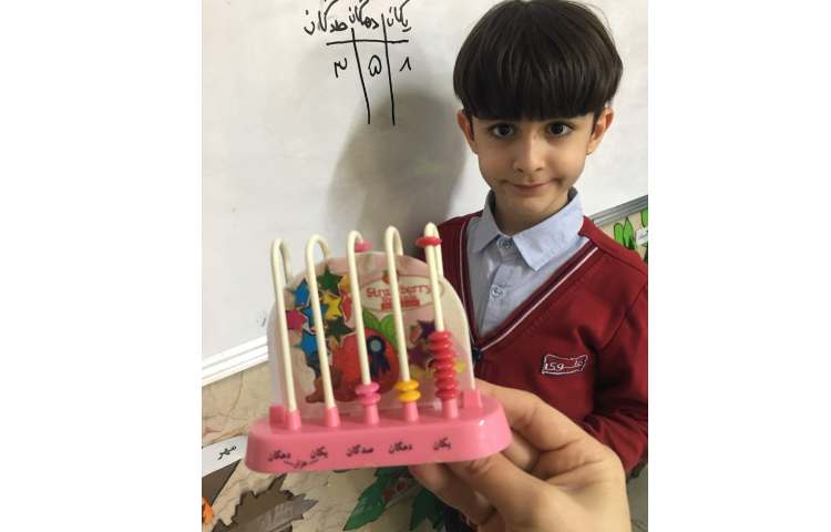 مرور عددهای سه رقمی با چرتکه و ابزار کوئیزنر