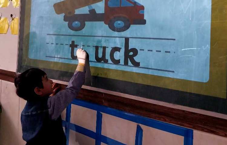 مرورِ لغاتِ حرف Uu و تمرین روخوانی با بازی 4