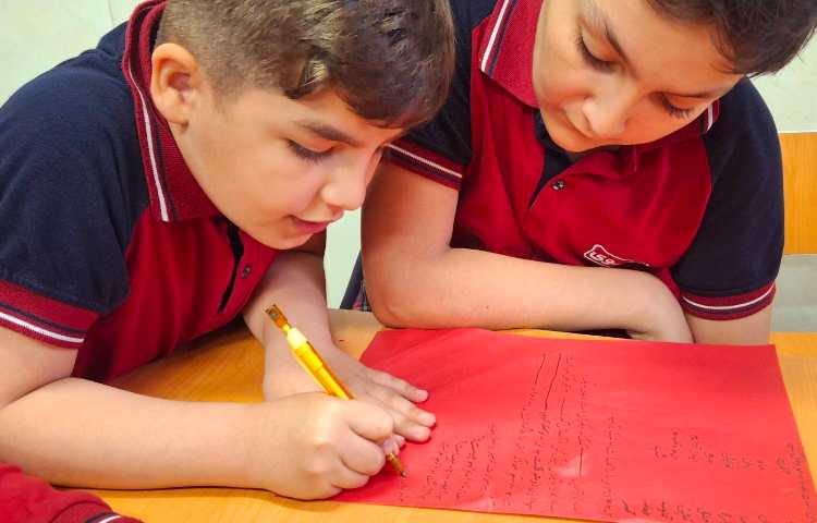 مرور کتاب هدیه های آسمان در گروه های چهارخانه 1