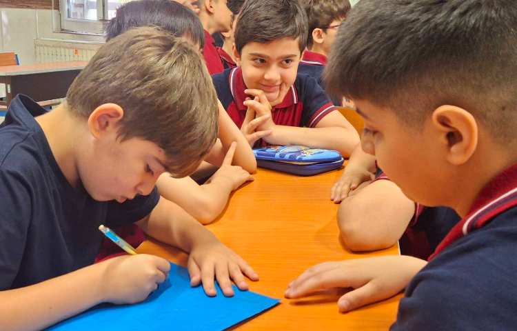 مرور کتاب هدیه های آسمان در گروه های چهارخانه 3