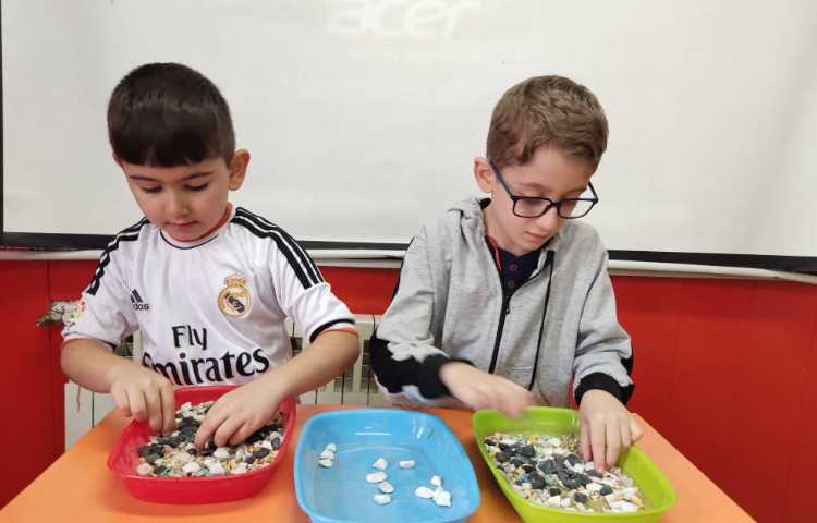 مسابقه جدا کردن سنگ های ریز و درشت