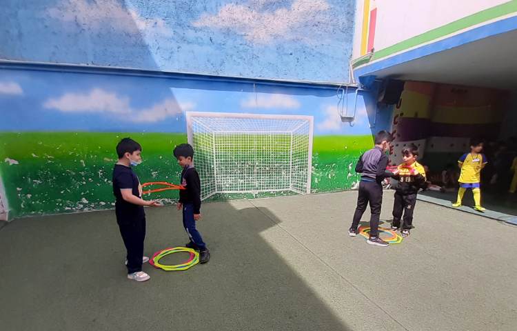 مسابقه دو نفره با حلقه برای تقویت هماهنگی در زنگ ورزش پایه دوم 2