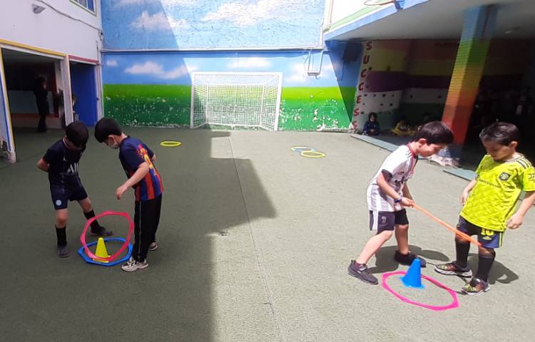 مسابقه دو نفره با حلقه برای تقویت هماهنگی در زنگ ورزش پایه دوم 4