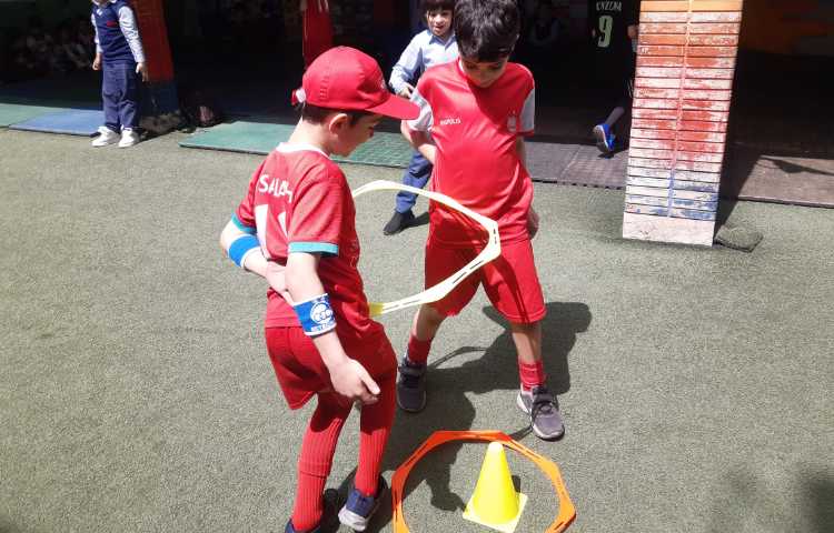 مسابقه دو نفره با حلقه برای تقویت هماهنگی در زنگ ورزش پایه دوم