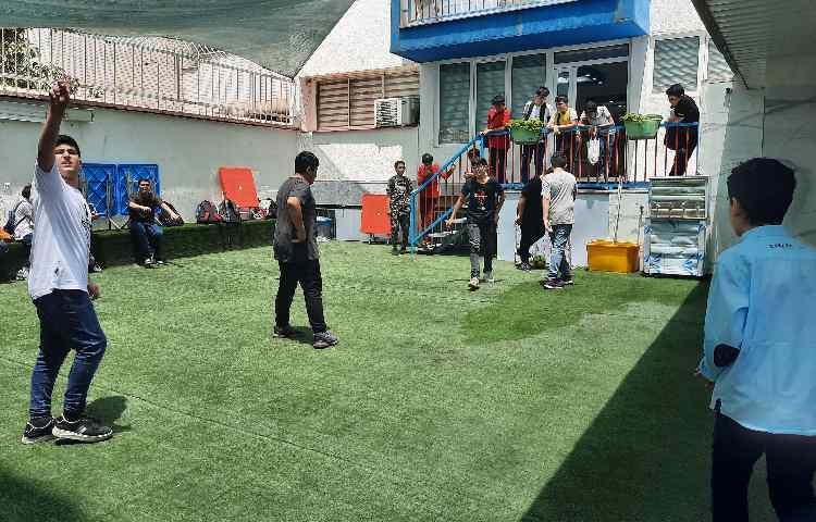 مسابقه فوتبال درون مدرسه ای 4