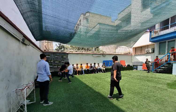 مسابقه فوتبال درون مدرسه ای