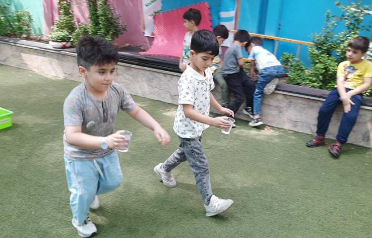 مسابقه هیجان انگیز آب بازی با عزیزانم