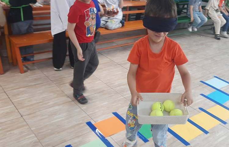 مسابقه هیجان انگیز توپ ها را جمع کن 1