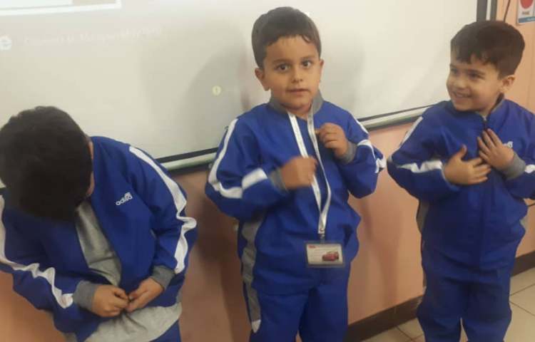 مسابقه پوشیدن لباس و بستن دکمه (در این مسابقه همه بچه ها برنده شدند) 1