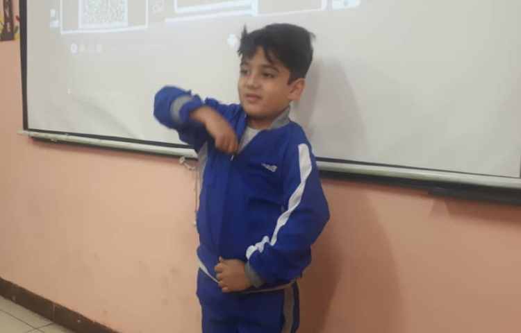 مسابقه پوشیدن لباس و بستن دکمه (در این مسابقه همه بچه ها برنده شدند)