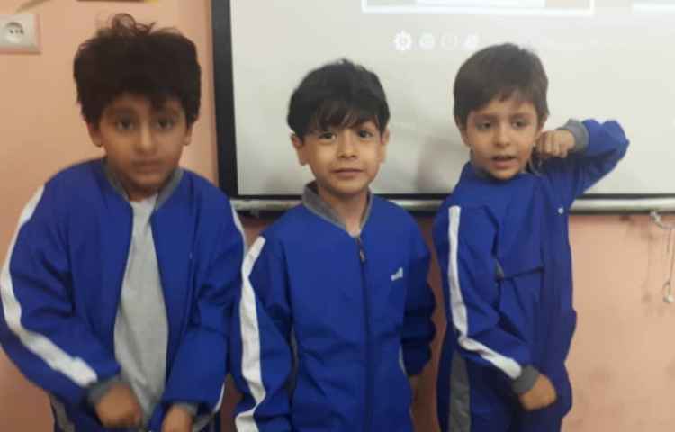 مسابقه پوشیدن لباس و بستن دکمه (در این مسابقه همه بچه ها برنده شدند) 3