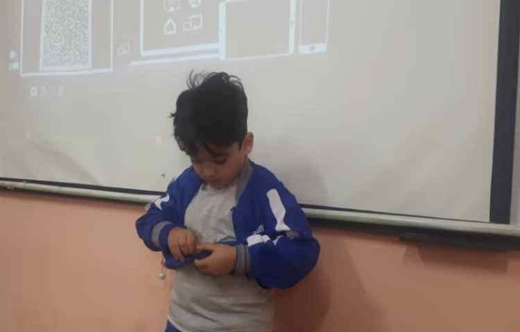 مسابقه پوشیدن لباس و بستن دکمه (در این مسابقه همه بچه ها برنده شدند) 4