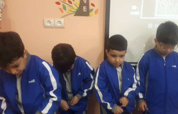 مسابقه پوشیدن لباس و بستن دکمه (در این مسابقه همه بچه ها برنده شدند) 5