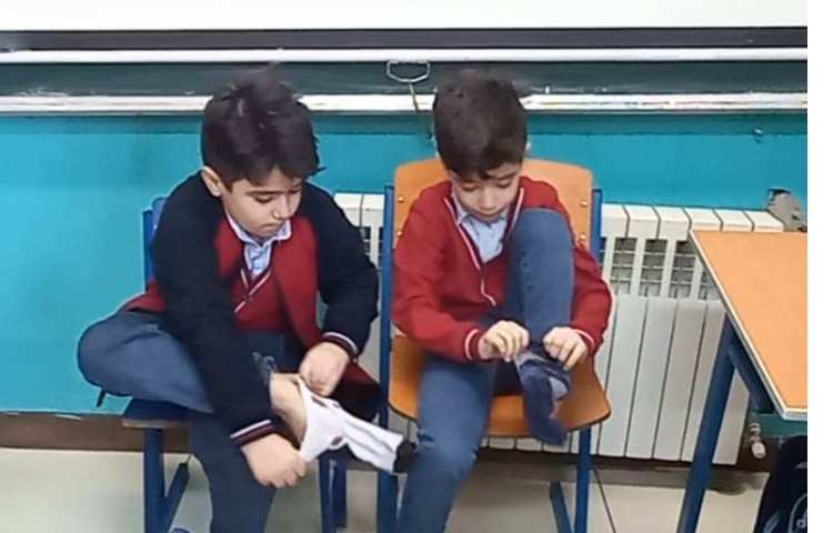 مسابقه ی جوراب پوشی 2