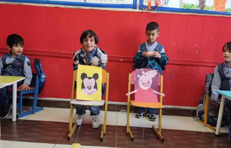 مسابقه ی سرعتی کشیدن کاموا و رد کردن آن از جای باریک جهت دست ورزی و تقویت نوک انگشتان دست 1