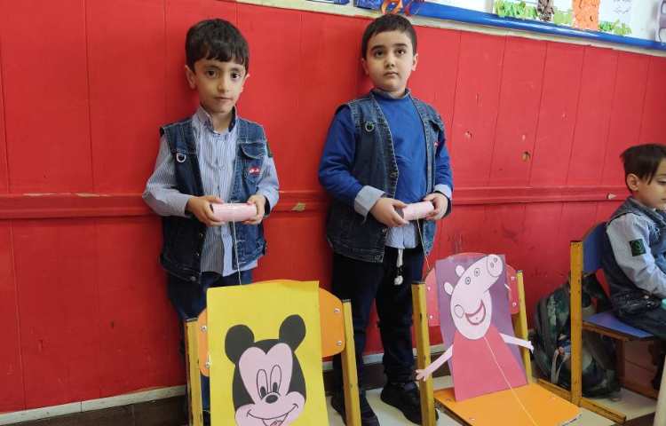 مسابقه ی سرعتی کشیدن کاموا و رد کردن آن از جای باریک جهت دست ورزی و تقویت نوک انگشتان دست